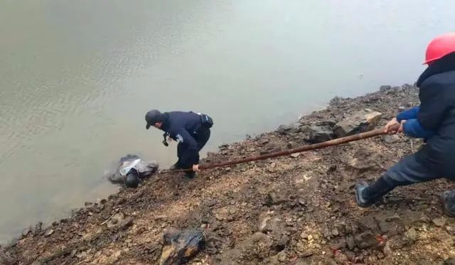 四川男子钓鱼意外发现一具尸体事件纪实报道